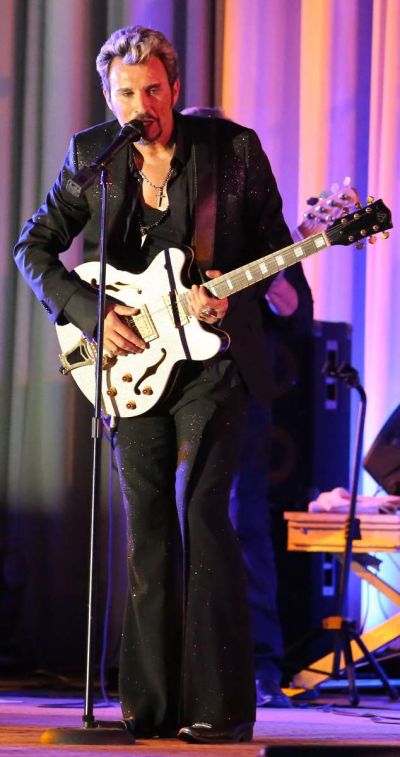 Johnny Vegas sur scène, sosie de Johnny Hallyday en concert