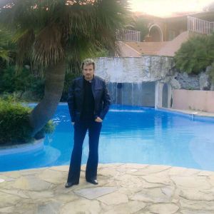 Le sosie de Johnny devant la piscine de la Lorada