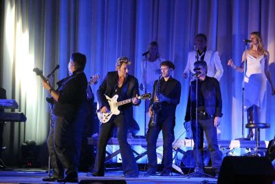 Sosie de Johnny Hallyday avec ses musiciens