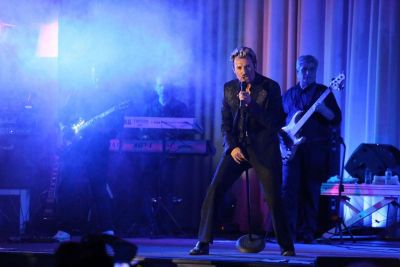 Sosie Johnny Vegas chante sur scène