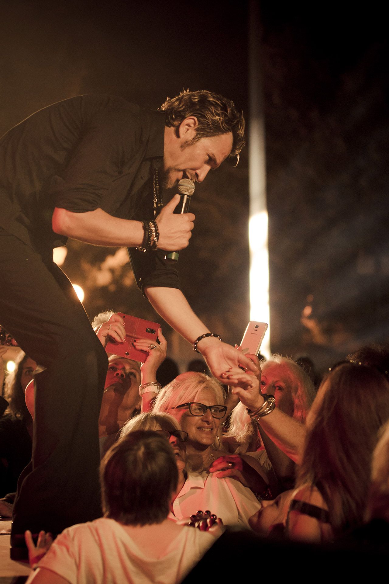 Sosie de Johnny Hallyday avec ses fans