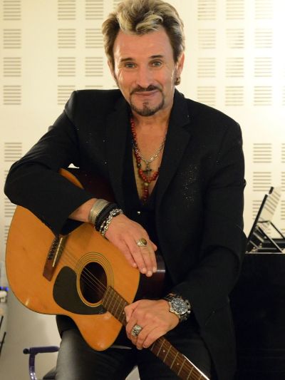 Le sosie de Johnny en répétition avec sa guitare